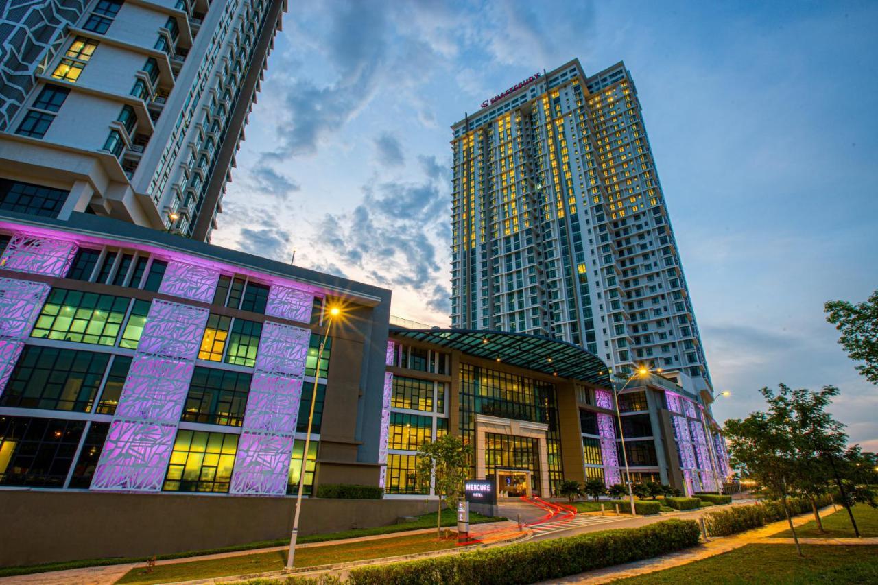 Mercure Living Putrajaya Eksteriør bilde The light and sound show at the main entrance of the complex